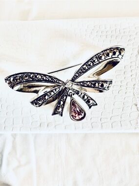 VTG Avon Silver Bow Brooch with Light Purple Teardrop Stone